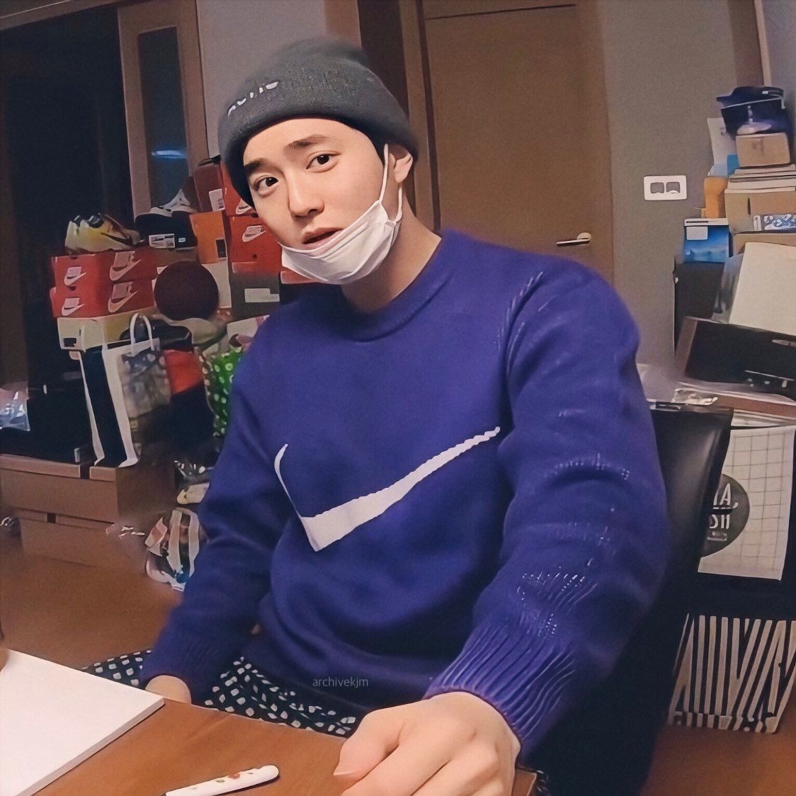 thekwavee's tweet image. كشفت مصففة أزياء أن سوهو قائد فرقة EXO استعار نحو 300 زوج من الأحذية ولم يُعدها، ما اضطرها إلى دفع قيمتها للماركات بنفسها.
تم إسكاتها وتهديدها برفع دعوى قضائية، في حين قامت SM بحذف المقالات المتعلقة بالقضية