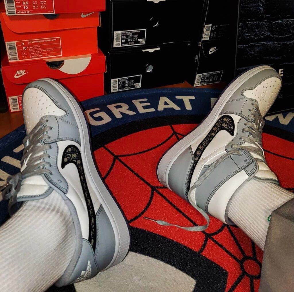 thekwavee's tweet image. كشفت مصففة أزياء أن سوهو قائد فرقة EXO استعار نحو 300 زوج من الأحذية ولم يُعدها، ما اضطرها إلى دفع قيمتها للماركات بنفسها.
تم إسكاتها وتهديدها برفع دعوى قضائية، في حين قامت SM بحذف المقالات المتعلقة بالقضية