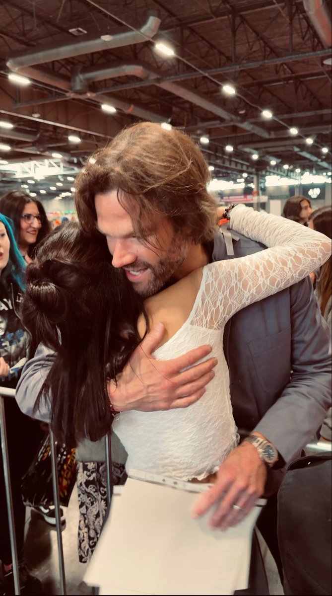jared padalecki simplesmente veio até onde eu estava na comic con dizer um oizinho e abraçar os fãs😭🥺 que sonho foi esse que eu acabei de viver eu tô em choque