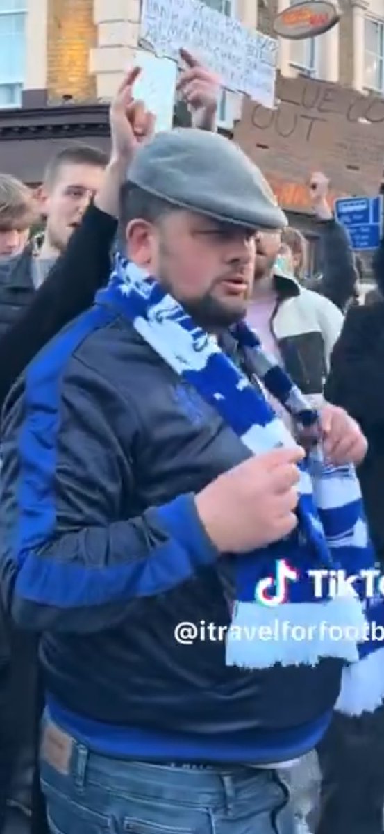 cfcb1905's tweet photo. @EuropeanBob7 bruv whos dad is this😂😂😂😂🫠 https://t.co/Cv5HtQ5ehD