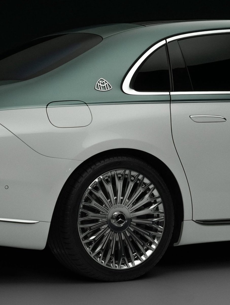 StreetFashion01's tweet image. Mercedes’ new Maybach is the Perfect shade of Green😮‍💨