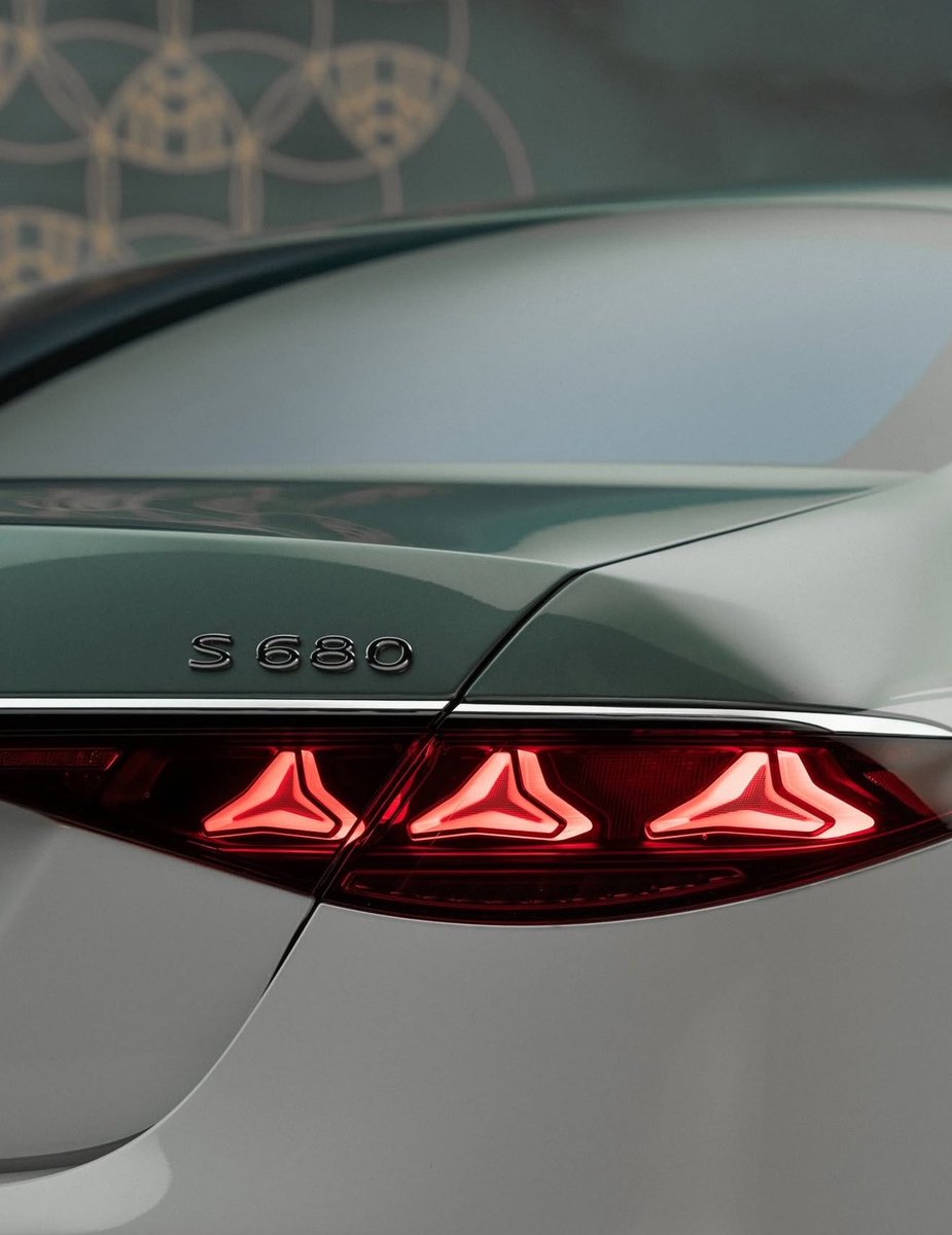 StreetFashion01's tweet image. Mercedes’ new Maybach is the Perfect shade of Green😮‍💨