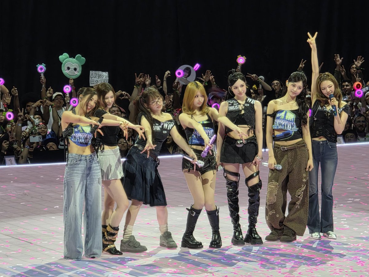 arceus591gmail's tweet photo. Final Group photo in US 😭😭😭😭
#TWICE #TWICEINAUSTIN #twice_thisisfor_world_tour_in_austin 
#twice_thisisfor https://t.co/scg9r1JjPa