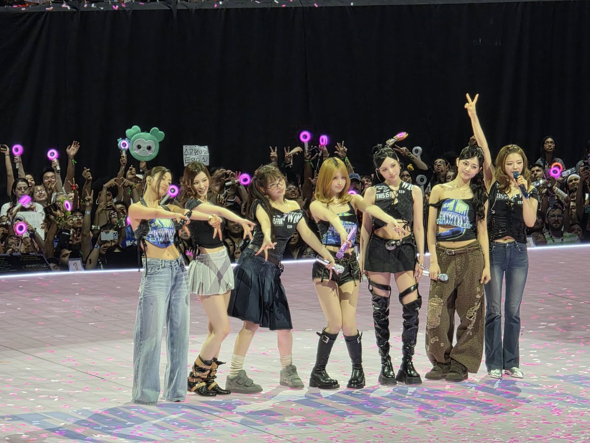 arceus591gmail's tweet photo. Final Group photo in US 😭😭😭😭
#TWICE #TWICEINAUSTIN #twice_thisisfor_world_tour_in_austin 
#twice_thisisfor https://t.co/scg9r1JjPa