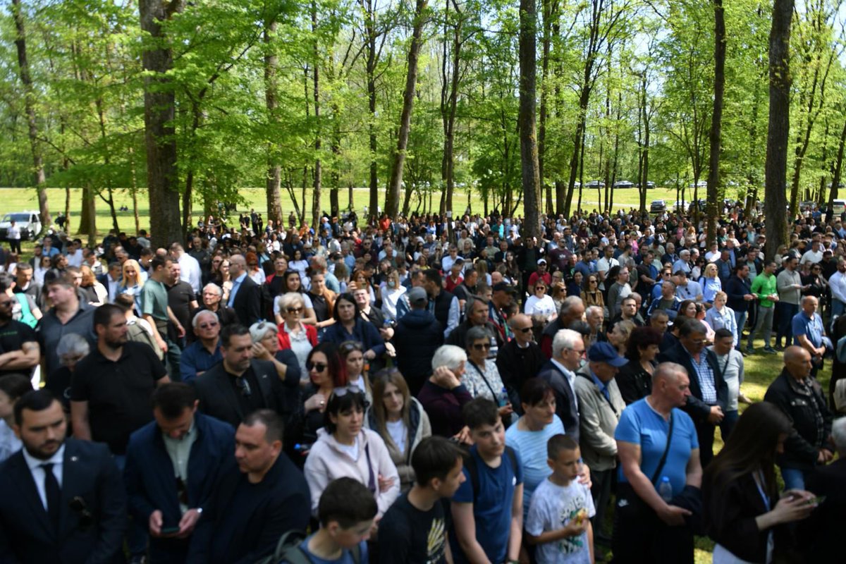 gbursac's tweet photo. Tišina u Gradini jača je od svake riječi. Sjećamo se 700.000 nevinih žrtava medju kojima je 20.000 djece stradale od ruke monstruozne ideologije NDH. Genocid nad Srbima, Jevrejima i Romima ne smije biti prepušten zaboravu. https://t.co/wtHkd4JOIw