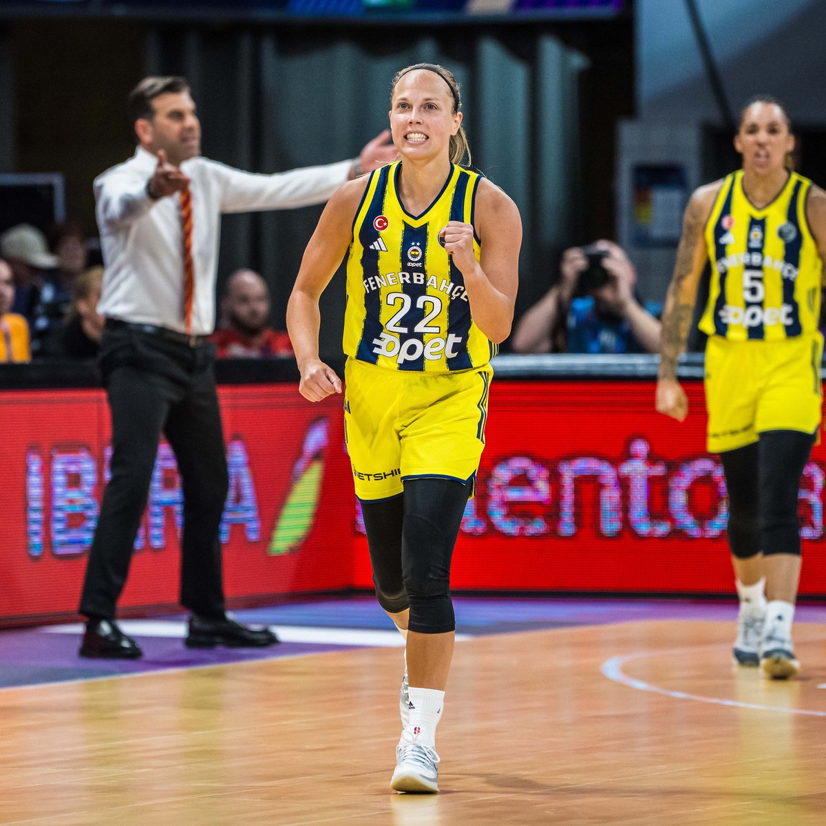 her geçen gün dahada büyüyor helal olsun MVP Julie Allemand👏👏 Gecen yıl burda kaybedince ağlamıştım dediği yerde bittim 🥹 <a href="/fbkadinbasket/">Fenerbahçe Opet</a> hemen sözleşme uzatın.. şerife 25 milyon Euro verenler sakın kizlarimiza cimrilik yapmayın!!!