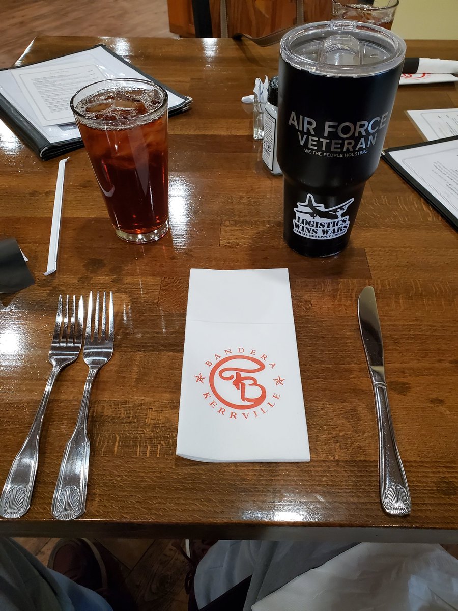 ArtGarc06179399's tweet photo. @speeduh30 
No better #Texas #hillcountry #SundaySupper than Trailboss #Steakhouse @downtownkerr with Big Sis. 🤠
Ain't that right, @speeduh30 @TexitDarling @RichOToole @KerrAreaChamber?
☺️😏😉😊🤗🤤 https://t.co/cWgQu8RgiH
