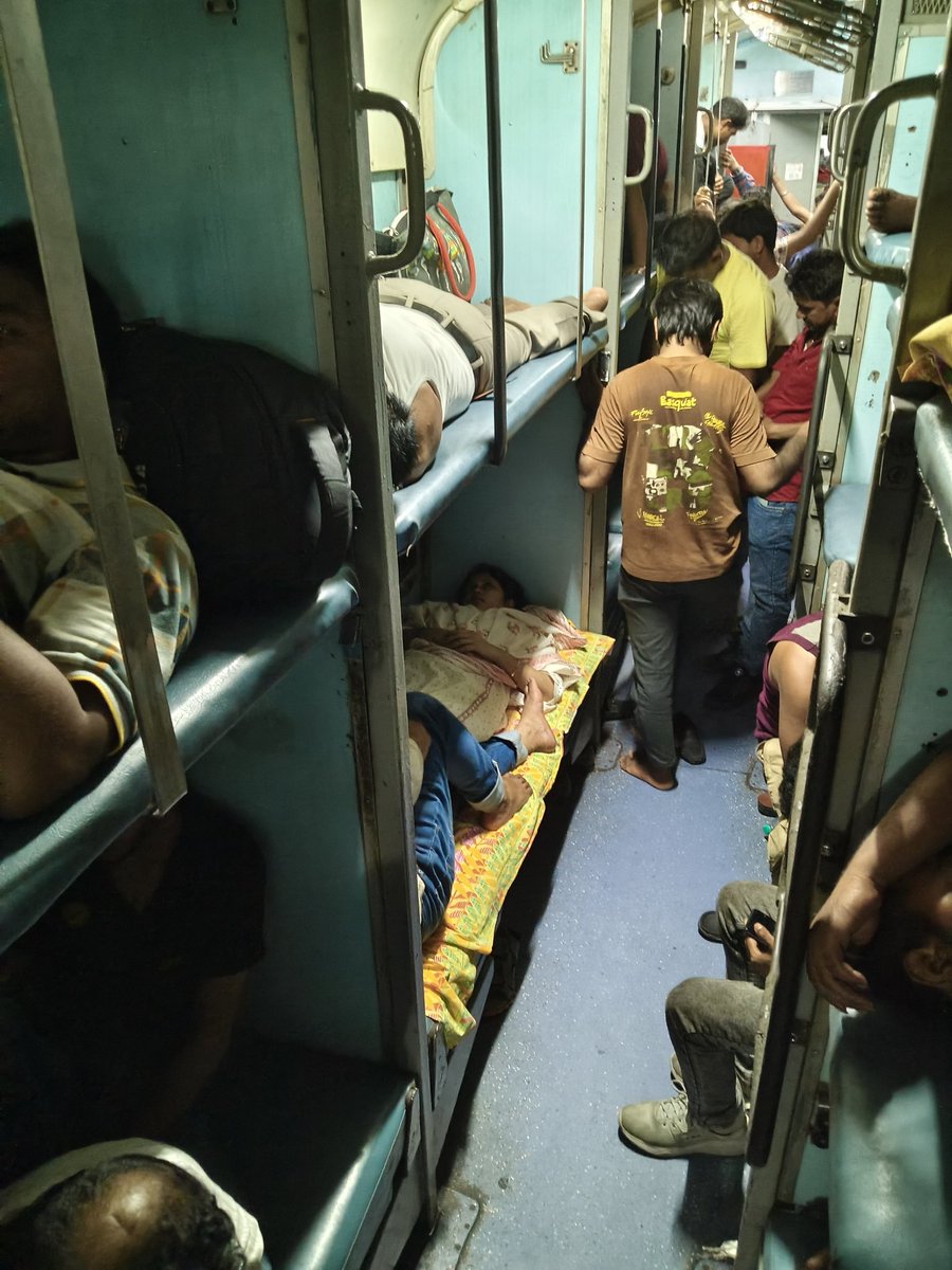 IndranilMishra7's tweet photo. @RailwaySeva @drmhowrah Ladies and children are completely unsafe here and no one can't even go to toilet. I travel to this route almost twice a week. This is unacceptable. If you guys are unable to provide basic safety @AshwiniVaishnaw @RailMinIndia @PMOIndia @RPF_INDIA https://t.co/XAynuD8YI3
