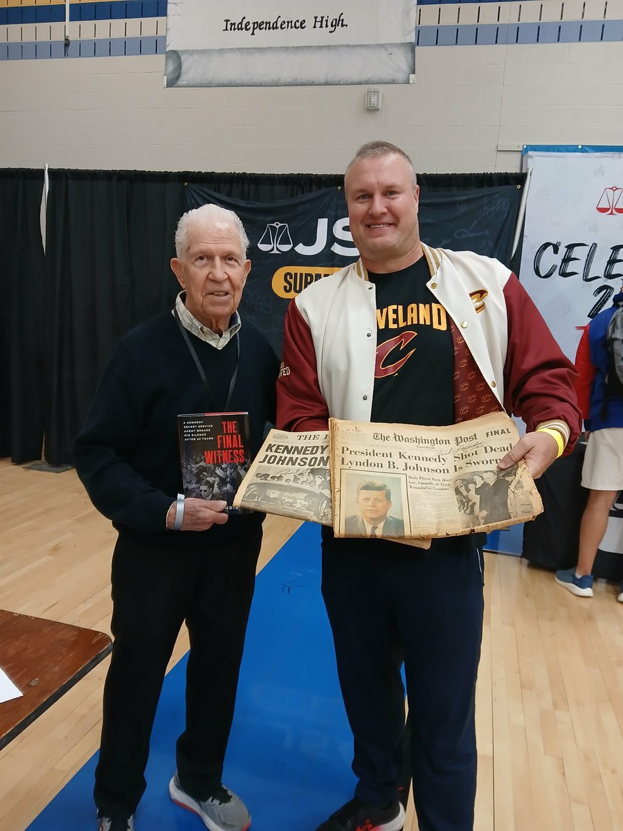 GreenieCards's tweet image. Great to have one of my friends, Paul Landis, at The Great Lakes Collectors Convention signing his book The Final Witness.  

Paul is the last living secret service agent from November 22, 1963. 

#jfk #secretservice #glcc #thehobby #greenieshows
