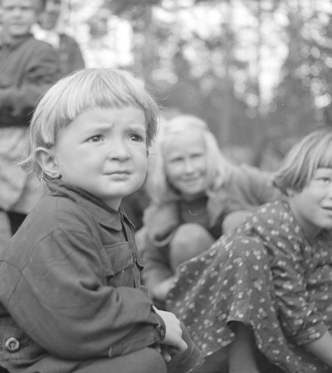 MRitarit's tweet photo. Maanantaina 20.4. muistetaan evakkoja, joiden koti jäi rajan taakse. Sotien aikana Suomen menettämiltä alueilta evakuoitiin pysyvästi noin 440 000 ja väliaikaisesti lähes 200 000 ihmistä.
Myös monen Mannerheim-ristin ritarin koti jäi luovutetulle alueelle. 
Kuva: SA-Kuva. https://t.co/6A6uSveTns