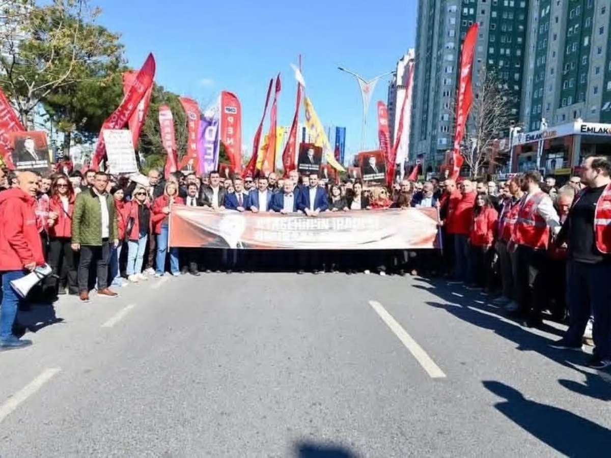 Sokak bizim, irade bizim!

CHP Maltepe Örgütü olarak; gece yarısı gerçekleştirilen operasyonla hukuksuzca gözaltına alınan Ataşehir Belediye Başkanımız Onursal Adıgüzel’in yanında olmak, halkın iradesine sahip çıkmak için Ataşehir’de omuz omuzaydık.