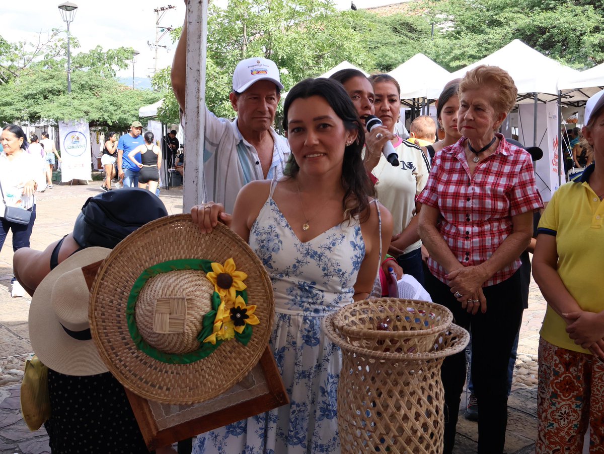 ProsperidadCol's tweet image. #Santander 💛🫱🏼‍🫲🏽 El #EncuentroPopular de #EconomíasParaLaVida que realizamos en el Parque de las Nieves de Girón, fue el espacio propicio para organizar la “Olla Solidaria”, en la que las asociaciones entregaron anchetas y artesanías que se convirtieron en el premio para los