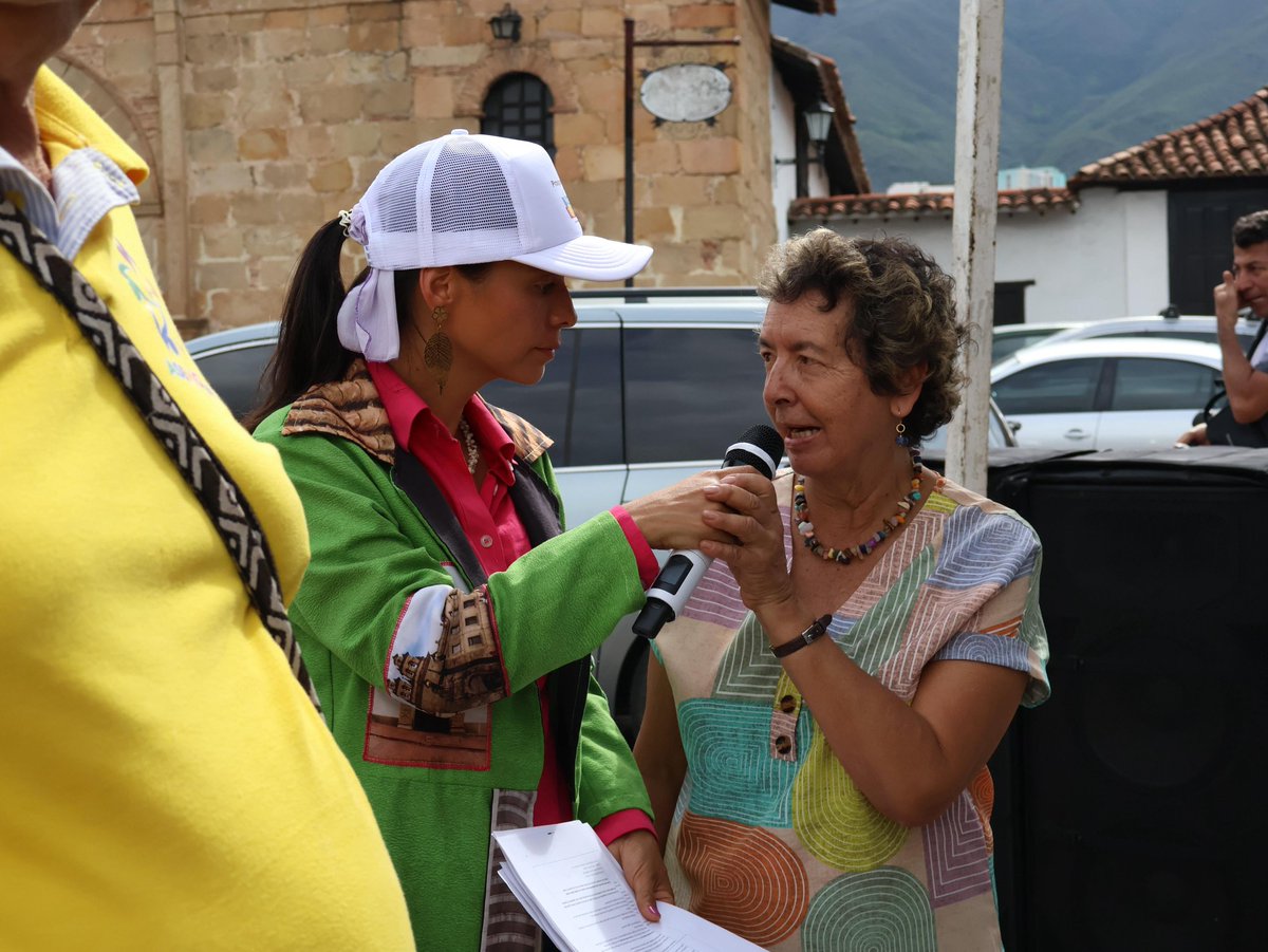 ProsperidadCol's tweet image. #Santander 💛🫱🏼‍🫲🏽 El #EncuentroPopular de #EconomíasParaLaVida que realizamos en el Parque de las Nieves de Girón, fue el espacio propicio para organizar la “Olla Solidaria”, en la que las asociaciones entregaron anchetas y artesanías que se convirtieron en el premio para los