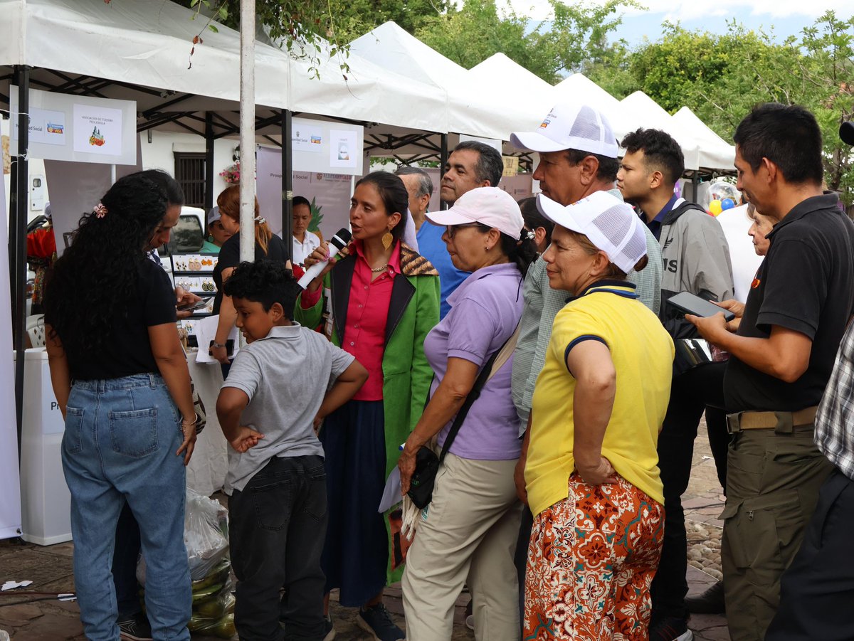 ProsperidadCol's tweet image. #Santander 💛🫱🏼‍🫲🏽 El #EncuentroPopular de #EconomíasParaLaVida que realizamos en el Parque de las Nieves de Girón, fue el espacio propicio para organizar la “Olla Solidaria”, en la que las asociaciones entregaron anchetas y artesanías que se convirtieron en el premio para los