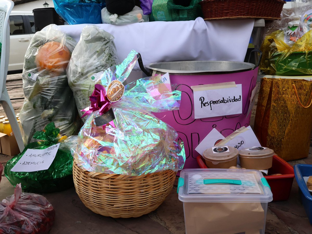 ProsperidadCol's tweet image. #Santander 💛🫱🏼‍🫲🏽 El #EncuentroPopular de #EconomíasParaLaVida que realizamos en el Parque de las Nieves de Girón, fue el espacio propicio para organizar la “Olla Solidaria”, en la que las asociaciones entregaron anchetas y artesanías que se convirtieron en el premio para los