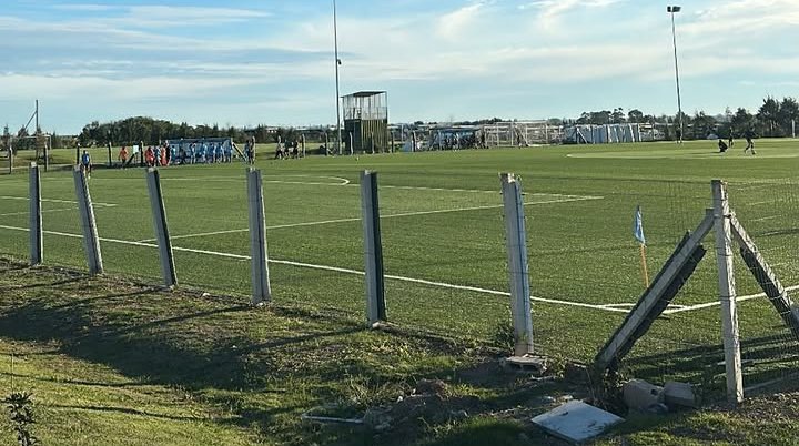 TorqueLaPlata's tweet image. Juega #Torque? Ahí estamos.
Primera #Futbolfemenino en el Complejo, encuentro disputado ante un gran rival histórico de la AUF en femenino, final Torque 0 - #Liverpool 0.