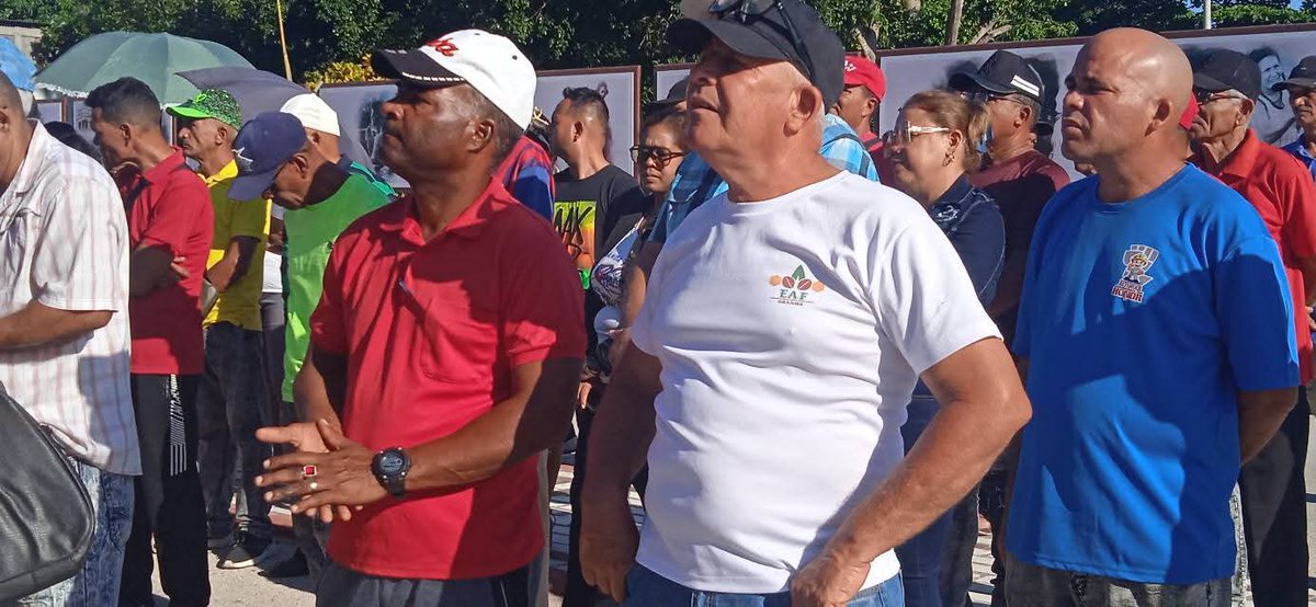 Los medialuneros reafirman la decisión de ser libres y soberanos.
Reunidos frente a la Casa Natal de Celia Sánchez Manduley, levantaron la voz para decir
#GirónEsHoyYSiempre. 
#Cuba es un altar sagrado de belleza y humanismo; aquí reina el socialismo que Fidel edificó.