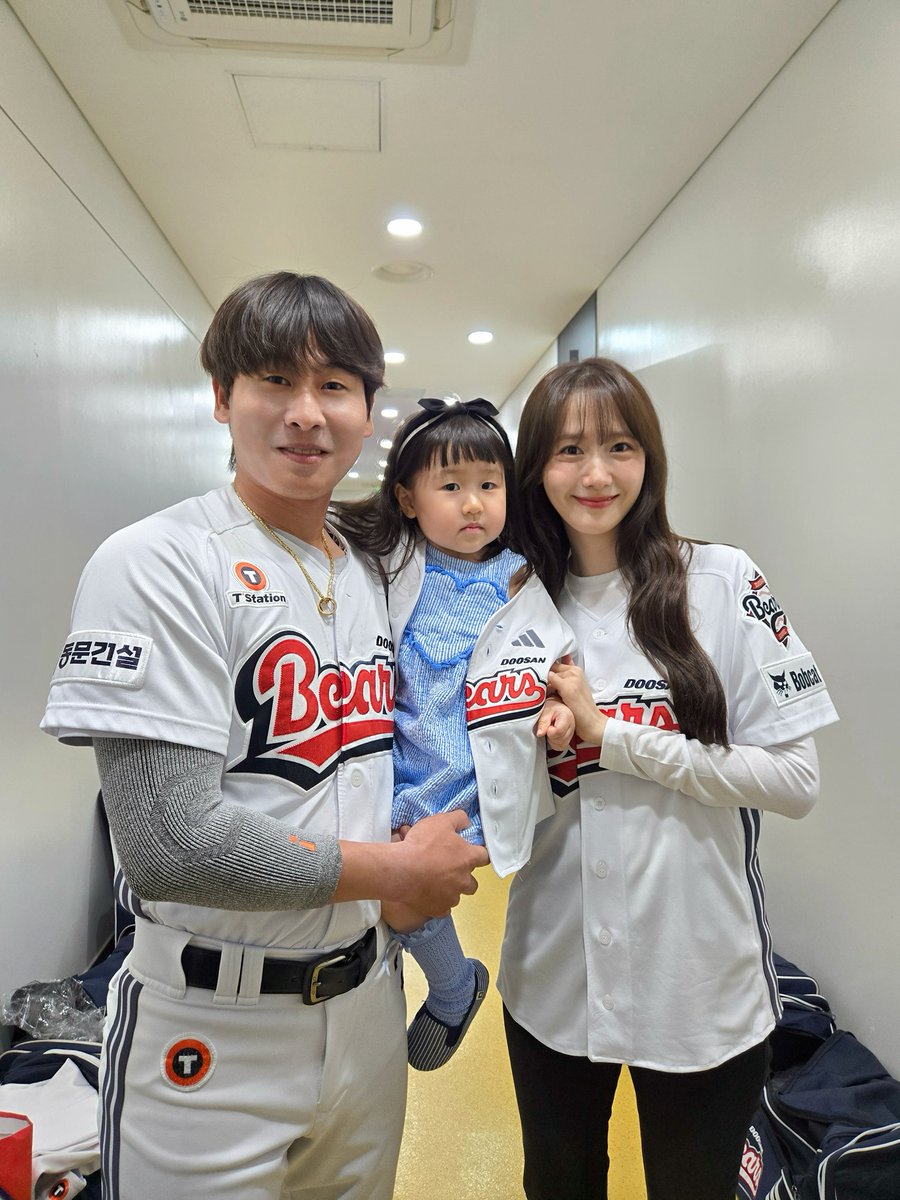 franky___a's tweet image. 260418 YoonA - KIA vs Doosan Ceremonial First Pitch
Cr. 2hayan__ss
instagram.com/p/DXUU1S4GoAi/
#YoonA #윤아 #임윤아 #LimYoonA