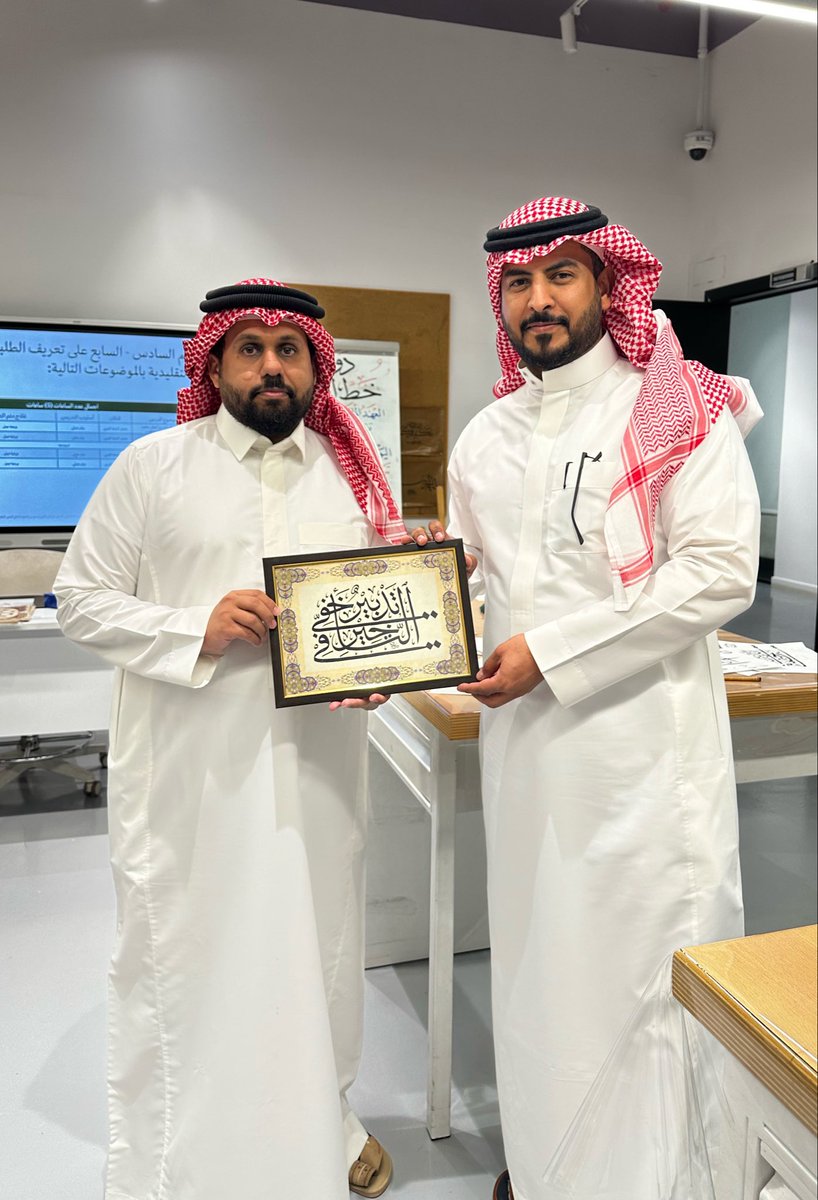 alturki's tweet photo. لله الحمد والمنة راضي جدًّا عن نتيجنة لوحة الأعمال الختامية لدورة #خط_الثلث في @wrth_ksa التي قدمها مشكورًا الخطاط المبدع والمتألق والأستاذ القدير @obaidalnofaey99  ممتن كثيرا لك يا أبا عمر
لوحة بخط الثلث المركب ، ما المكتوب في اللوحة؟ https://t.co/vWGAvIpIUl