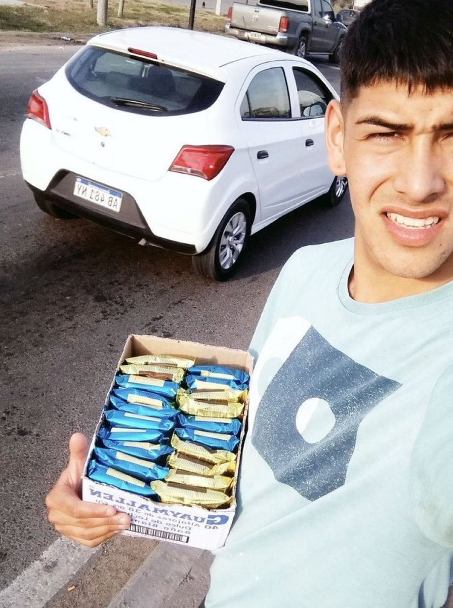 Anda a vender alfajores Rivero la concha de tu madre.

BURRO.