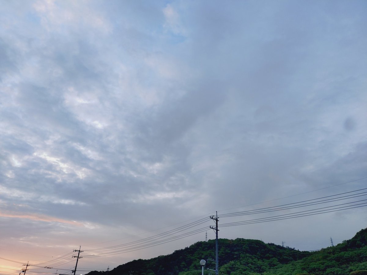 wYBm8yK32lKQGgJ's tweet photo. おはようございます😀
月曜日の朝　曇りです🌥️
これから 少しずつ 天気になって くるかな😀
今週も よろしくお願いします✌️😀

今の空です🌥️ https://t.co/VKLSYvy4ci