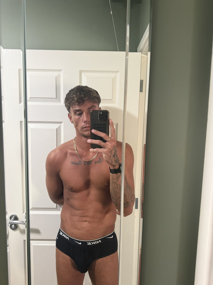 grantmitchellxx's tweet photo. Goodnight you tart 😉 https://t.co/ggWbPtJkv3