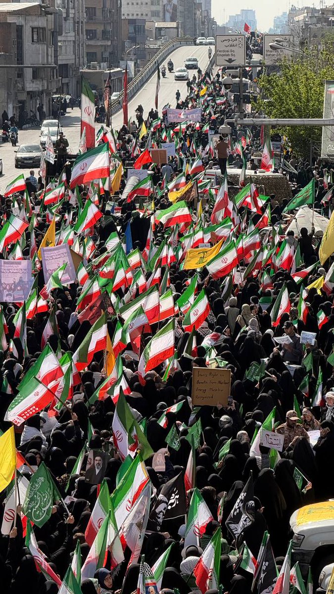 به لطف خدا، جهان بار دیگر دید که این سرزمین تکیه‌گاه دارد؛ زنانی از جنس ایمان و غیرت که در سخت‌ترین لحظه‌ها نیز پای ایران می‌ایستند.
#زینب_زمانه
#دختران_جانفدای_ایران