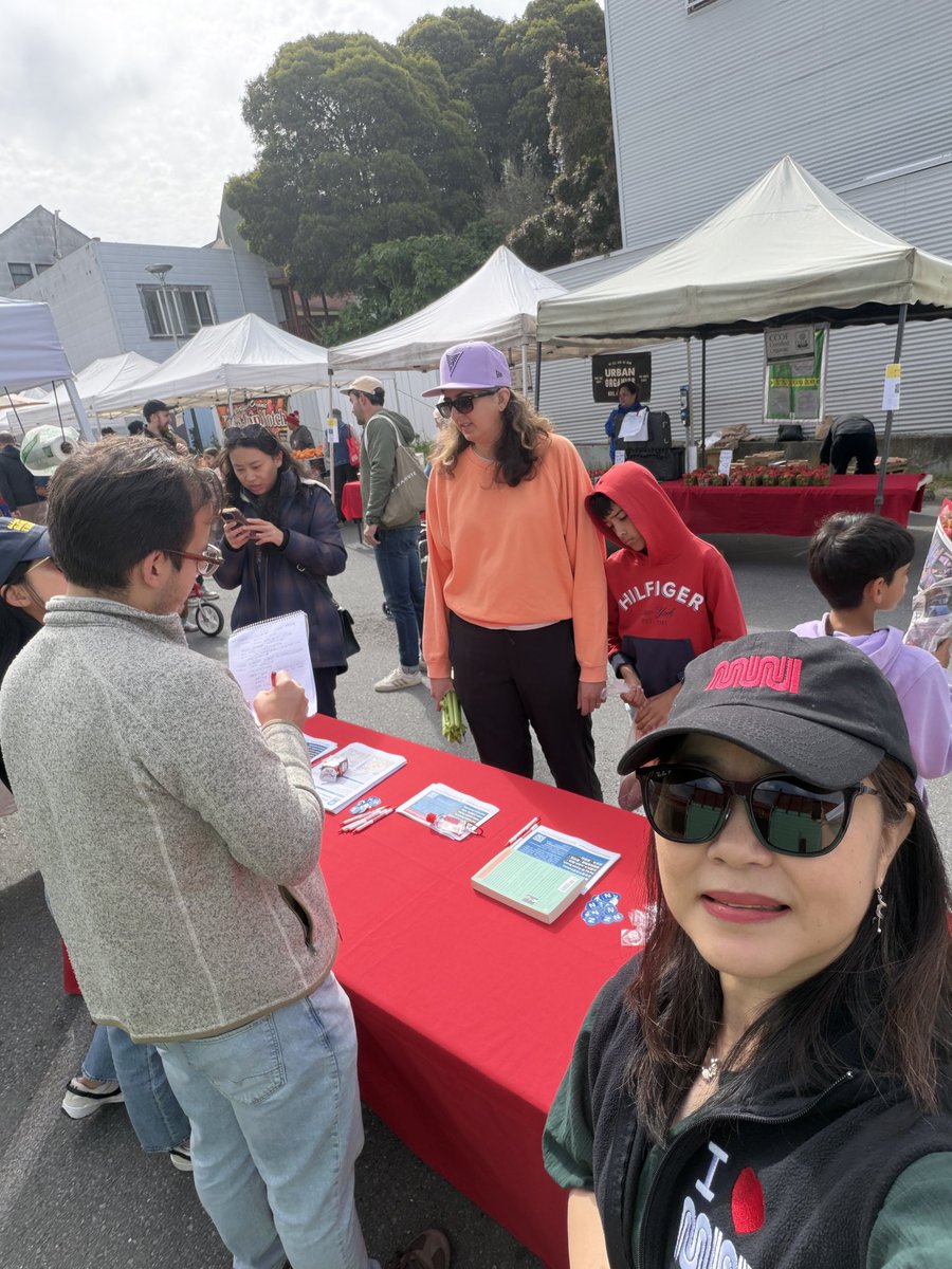 JessieLiangTV's tweet image. A pop-up outreach event today for the @SFMTA_Muni N Judah Transit and Safety Project at the Inner Sunset Farmers Market 📝

今天在內日落區進行快閃外展活動，宣傳今年稍後展開的 N 線列車交通與安全改進項目🚇

#SFMuni #Transportation #transit