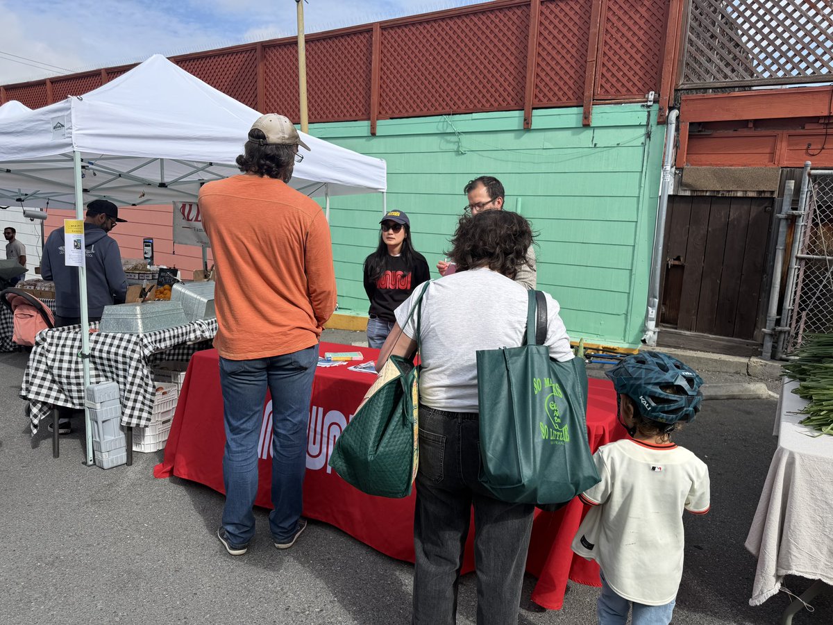 JessieLiangTV's tweet image. A pop-up outreach event today for the @SFMTA_Muni N Judah Transit and Safety Project at the Inner Sunset Farmers Market 📝

今天在內日落區進行快閃外展活動，宣傳今年稍後展開的 N 線列車交通與安全改進項目🚇

#SFMuni #Transportation #transit