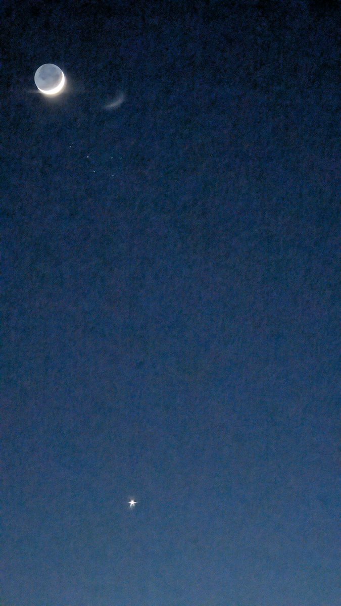 StarWyth's tweet photo. Right now 

Moon
Venus 
Seven Sisters 

Use your Smartphone for it https://t.co/8qPM8tTpTK