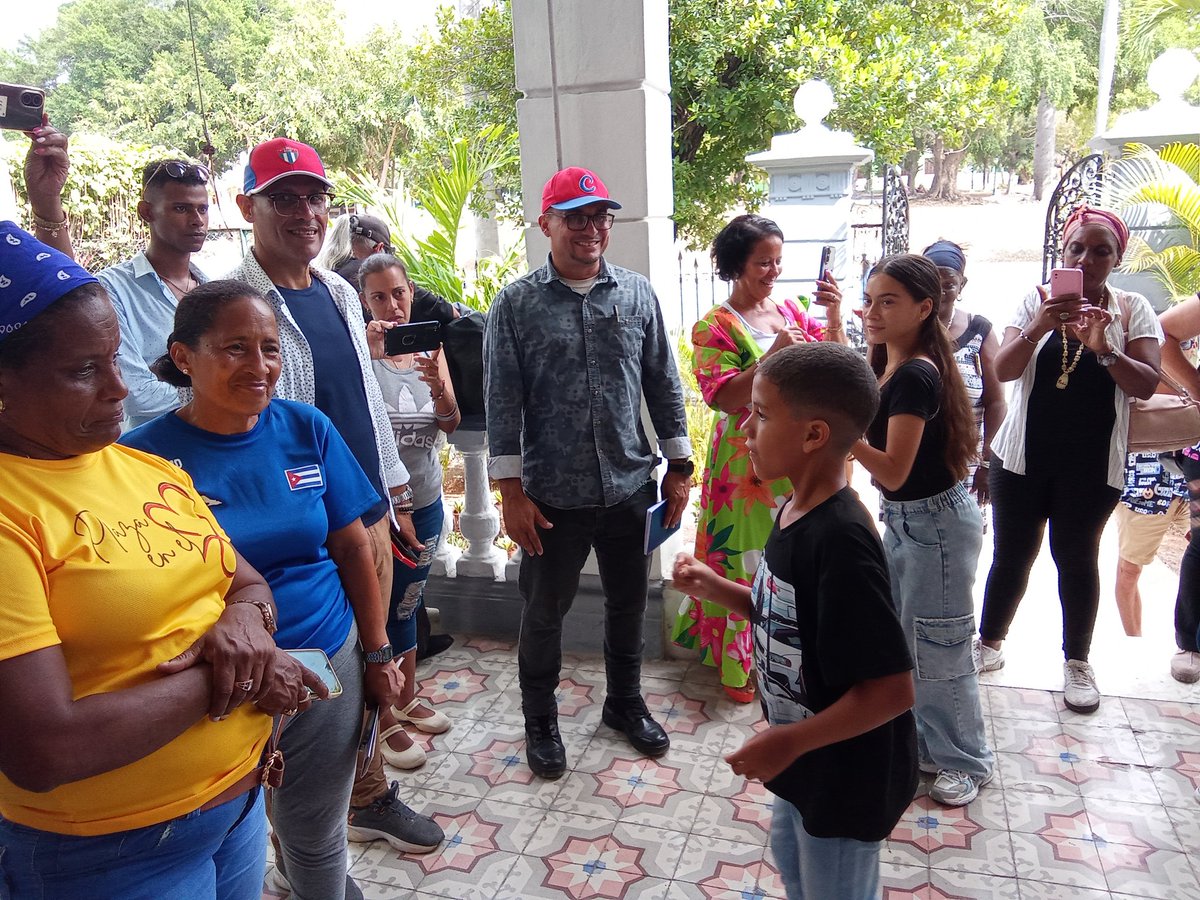 Roilancu1's tweet image. Recorremos el Centro Experimental de Artes Visuales, una digna sede para el #arte y la creación, en 23 y C. Otro sueño hecho realidad en su 50 Aniversario, con #PlazaEnElCorazón.
Aquí estamos porque #LaCulturaEsLaPatria. 
#SiempreEs26Plaza 
#GirónEsHoy 
#CubaEstáFirme