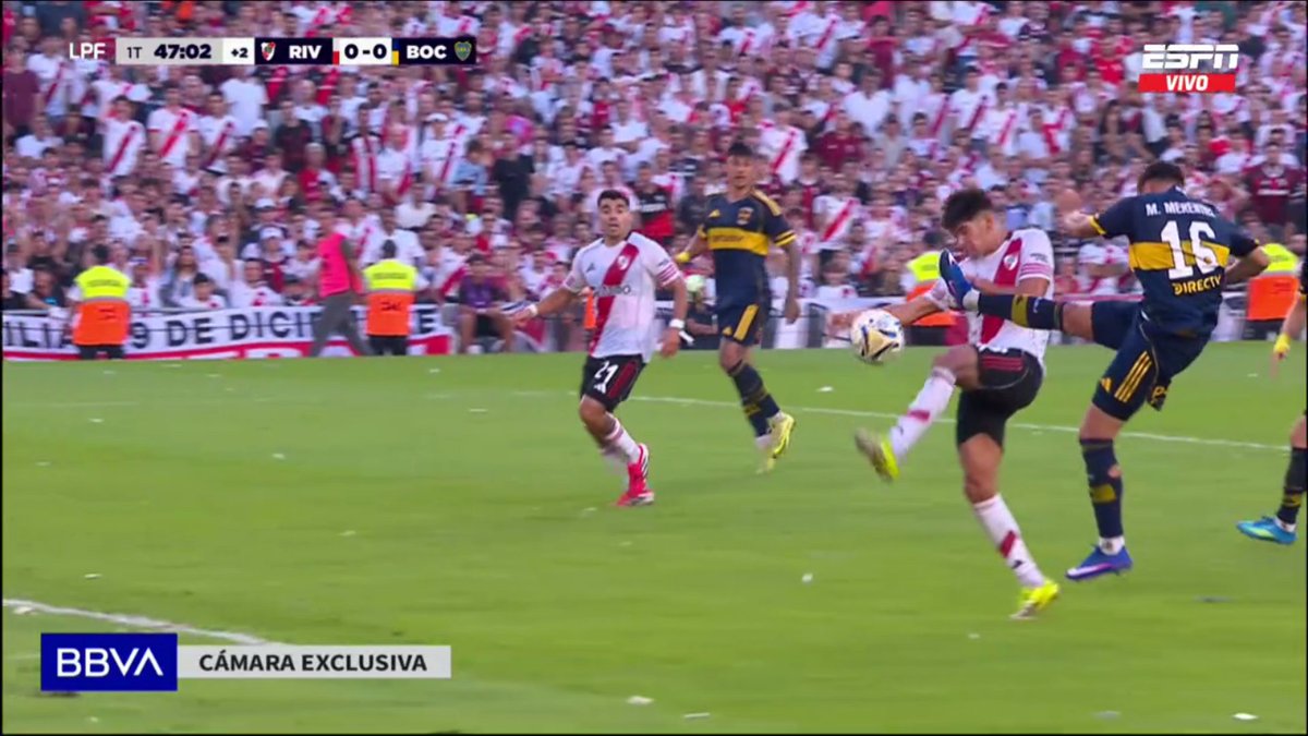 la12tuittera's tweet image. 45+3' PENALAZO de RIVERO que debería ver la 2° amarilla.

HAY VAR.