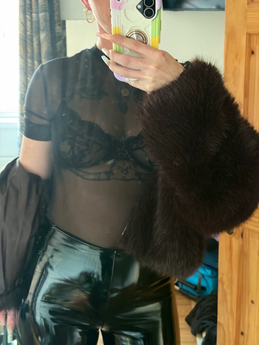 LDevv_xxx's tweet image. Couldn’t even see any nips last night
#sfw #furcoat #pvc