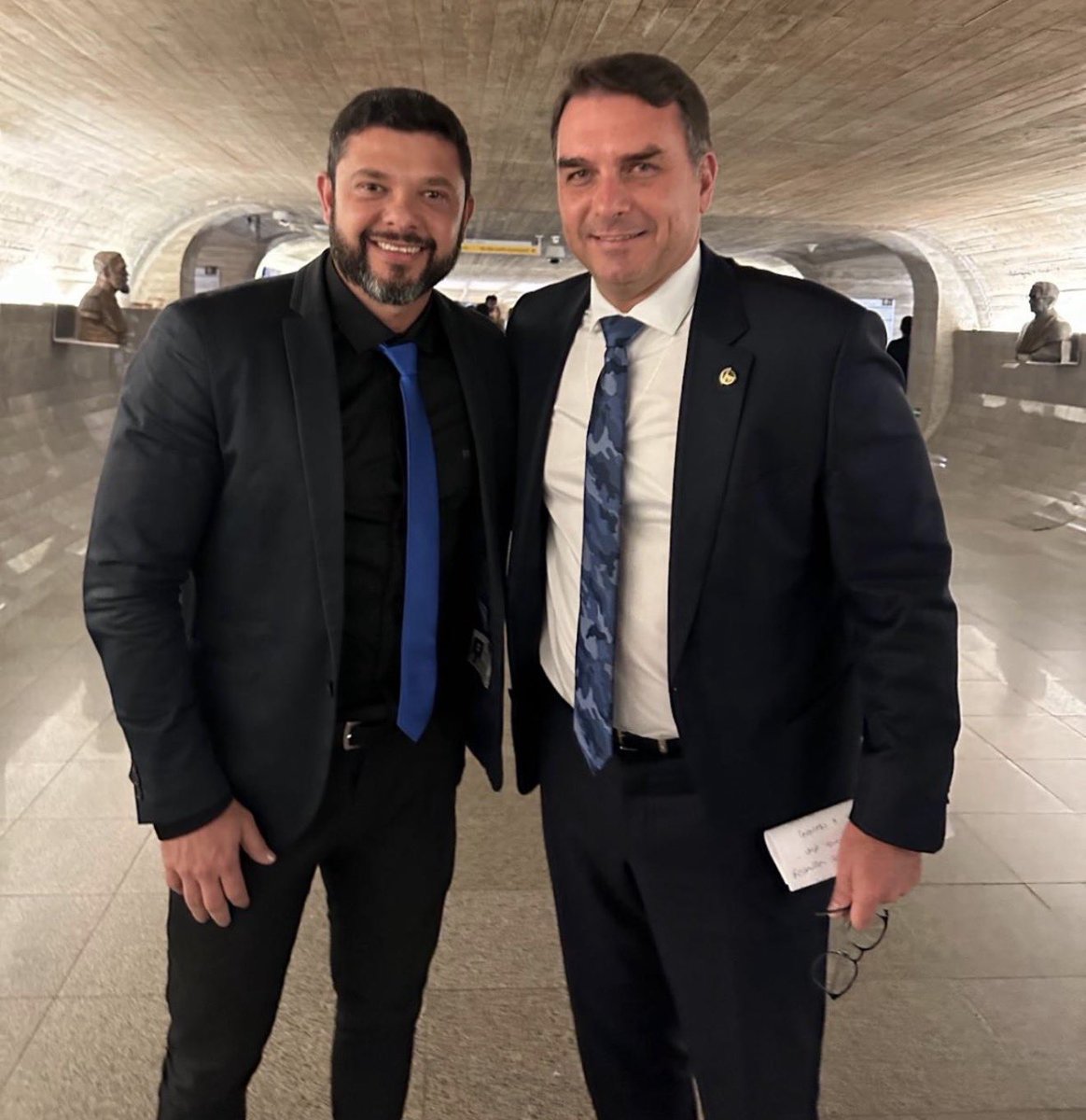 Não me escondo e falo isso todo dia. Meu Presidente é Flávio Bolsonaro.