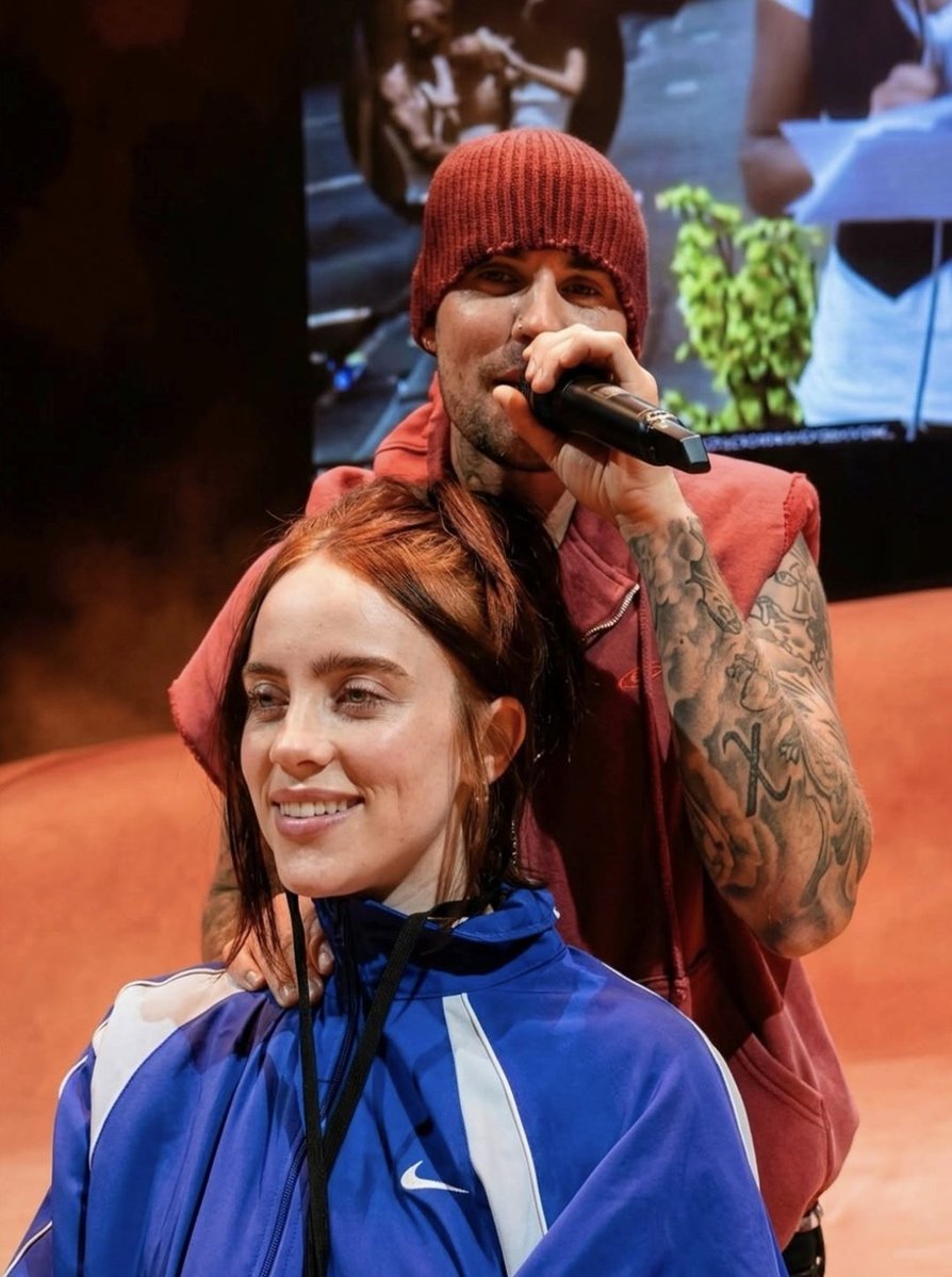Mais fotos de Justin Bieber com a sua "One Less Lonely Girl", Billie Eilish, no palco do #Bieberchella na noite de ontem. 💜