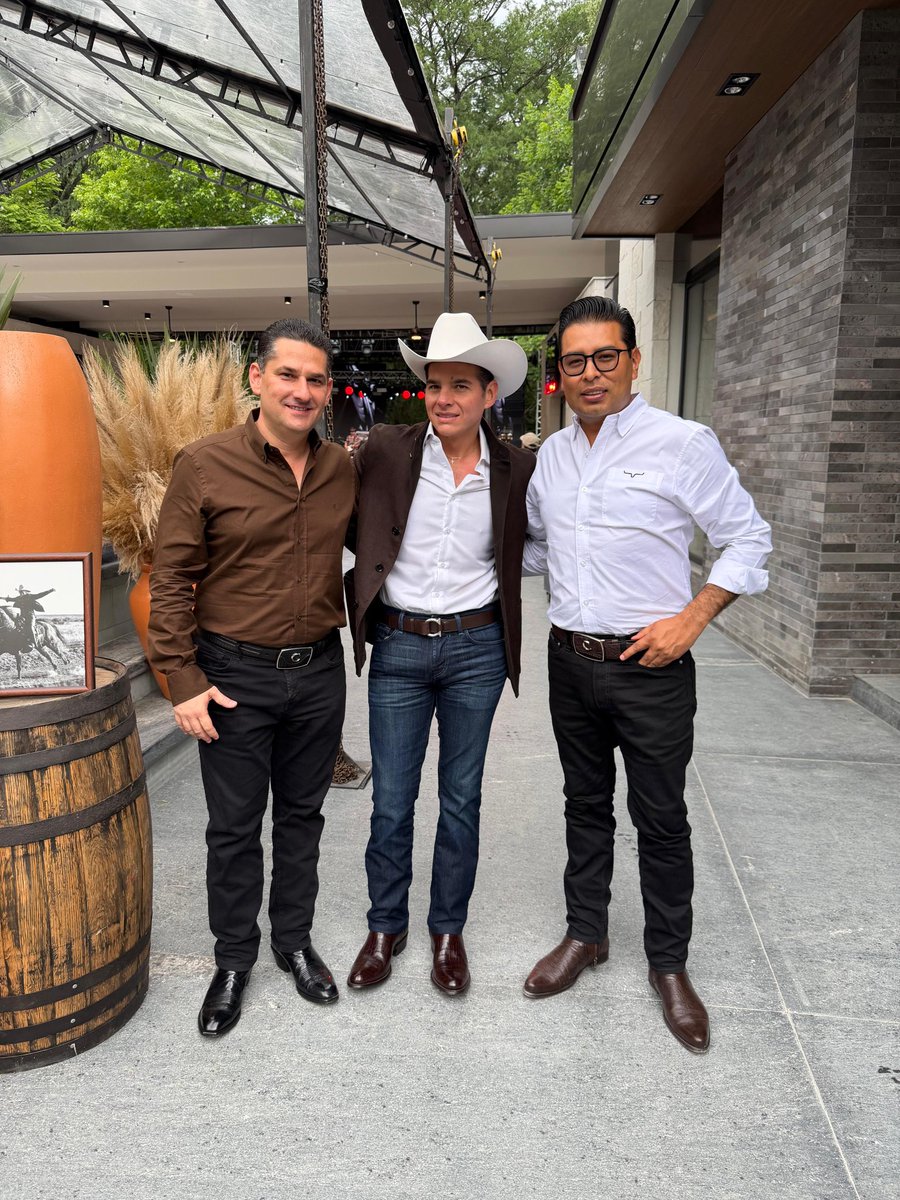 ¡Sí se armó la #CarnitaAsada aquí en #NuevoLeón 🍊!

Miren a quiénes me encontré en el cumple del Secretario <a href="/mikefloresse/">Mike Flores</a>: 
El Jefe <a href="/DanteDelgado/">Dante Delgado</a>, mi Coordinador <a href="/AlvarezMaynez/">Jorge Álvarez Máynez</a>, mi Gober <a href="/samuel_garcias/">Samuel García</a> y muy buenos amigos de sombrero. 🤠🟠

¡Gracias por la invitación!
