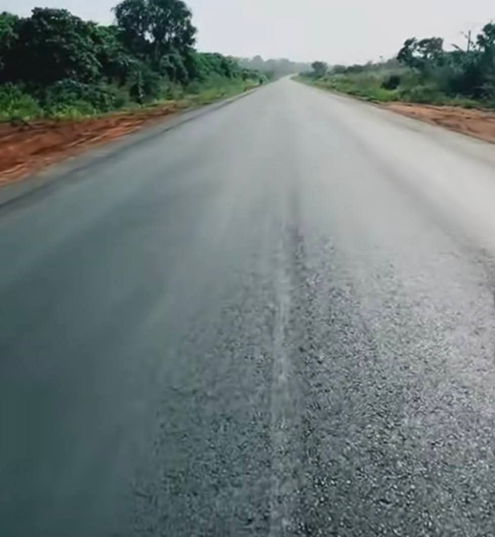 Badciss's tweet photo. 🇨🇮Le renouveau de l'axe Bondoukou–Bouna.
Un axe routier long de 168 Km pour relier le Gontougo et le Bounkani. 
Un désenclavement qui facilite  le transport des personnes et des biens vers les frontières du Ghana et du Burkina Faso et booste également l'économie locale. https://t.co/axfQEuJmyE