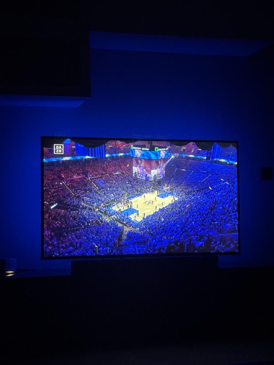 L3eon's tweet photo. En los #nbaplayoff todo al azul. @ADaimiel @guillegimenez_ se os hecha de menos. https://t.co/JIQM8tUTD3