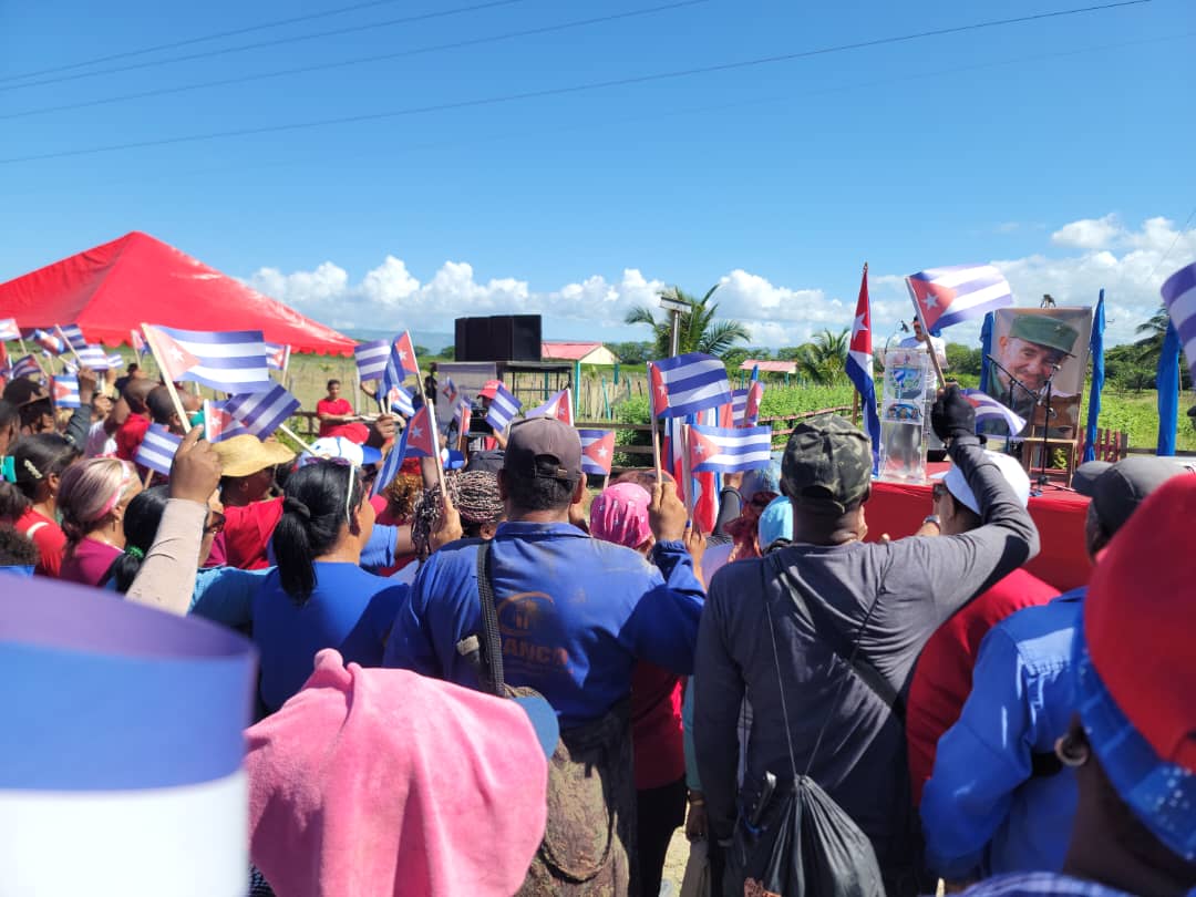 Domingo para recordar,  los mayoristas guantanameros realizan  trabajo voluntario y  se unen al pueblo en movimiento popular para  plasmar #MiFirmaPorLaPatria
<a href="/BetsyDazVelzqu2/">Betsy Díaz Velázquez</a> 
<a href="/GrupoAlimentos/">Grupo de Alimentos</a> 
<a href="/MincinCuba/">Comercio Cuba</a>