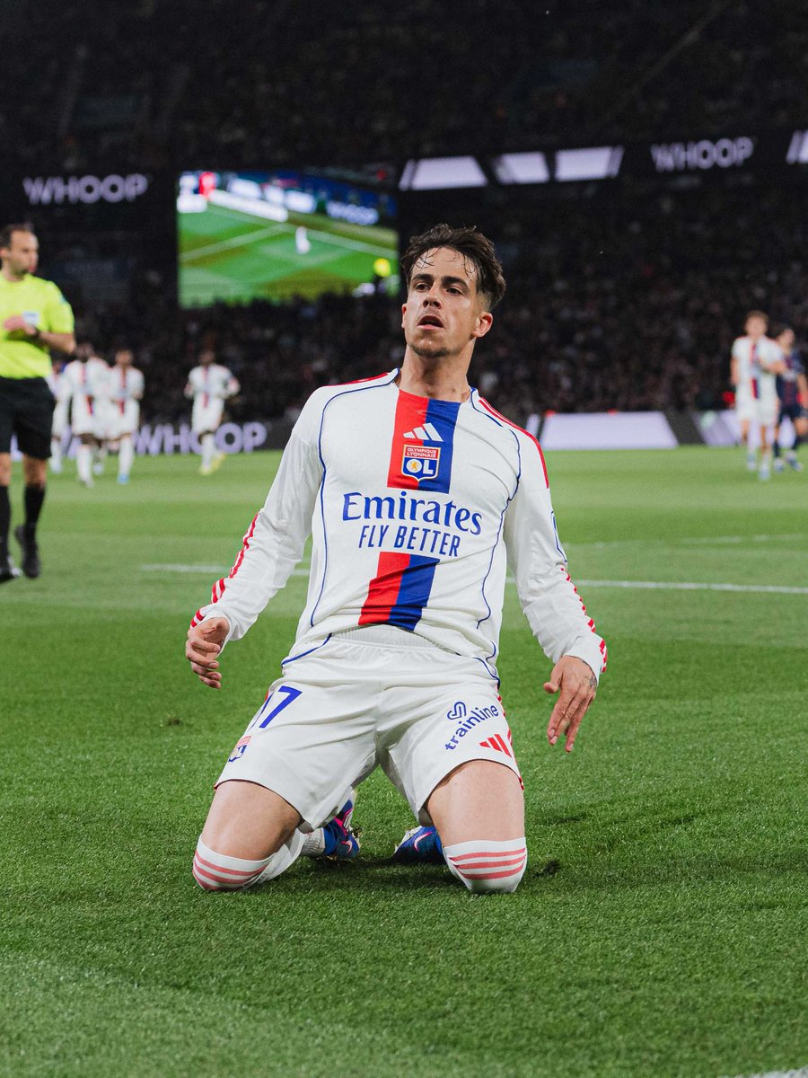 OL_Data's tweet photo. Afonso Moreira face au PSG : 

-90 min
-55 ballons touchés 
-2 tirs cadrés🥇 (/2)
-1 but 
-71% de passes réussies (15/21)
-1 passe décisive 
-9 duels remportés🥇 (/19)
-7 ballons récupérés🥈
-2 dribbles réussis🥈
-5 fautes provoquées🥇

#PSGOL https://t.co/TGhhIJZEk1