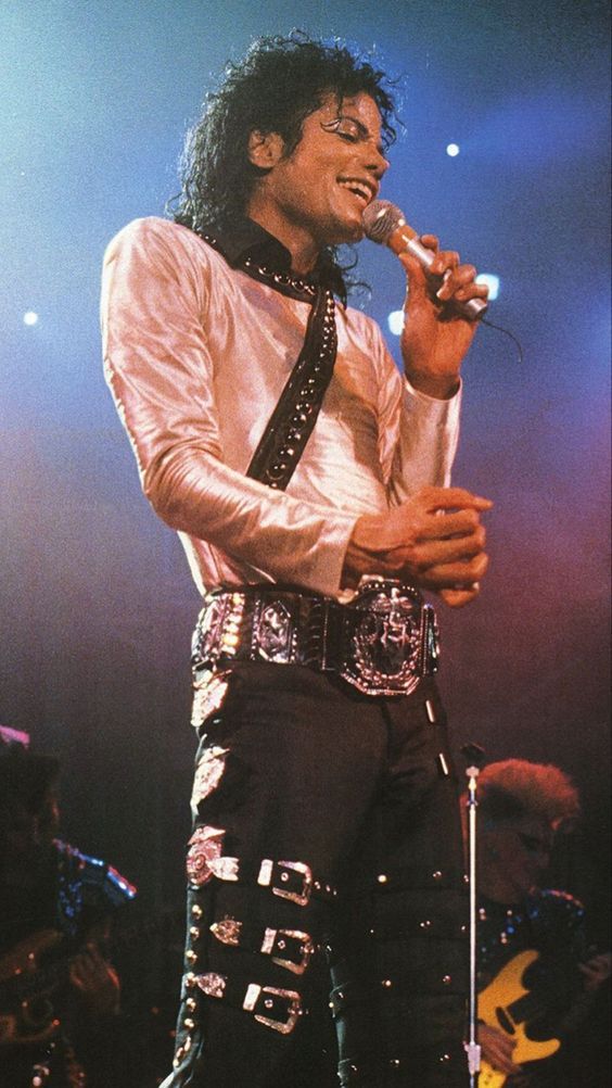 Um_Cara_P0r_41's tweet image. Não sei se faz sentido pra vcs, mas pra mim, a calça de fivelas sempre combinou mais com o primeiro figurino, enquanto a calça com cinto na perna combina mais com o segundo
#MichaelJackson #BadTour #Bad