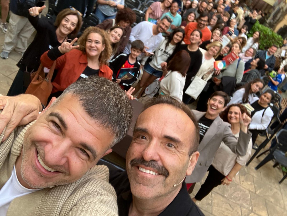 Javier_Lacomba's tweet photo. Muchas gracias, de corazón, al @Aj_Massamagrell  Biblioteca de Massamagrella y Aurora Ranpún por confiar en mí para conducir la trobada literária con @Eloy__Moreno , con motivo de la Fira del Llibre organizada en la localidad. 
 
Por el poder de las palabras, siempre. https://t.co/I28Vbn5vqH