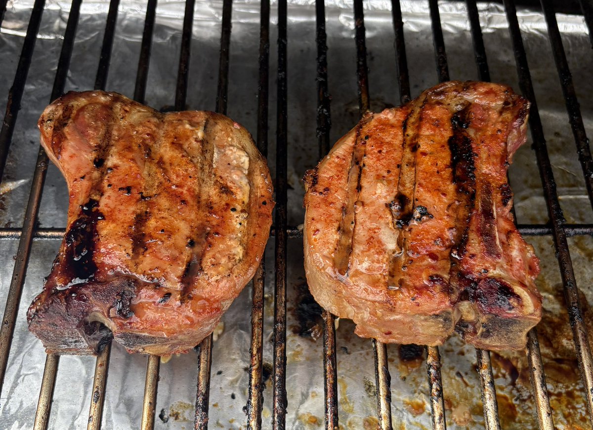 MikePorth's tweet image. 1-1/4” IA #Pork Chops smoked to 140 degrees (then rested 15 min). 1 hour at 225 (flipped after 30 min), both chops for ~$5.00 total! Greatest valued protein on the market! 
@IASCPP @IowaPork