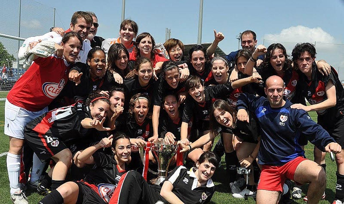 Hace 15 años el Rayo femenino hizo historia, ganando la Liga por tercer curso consecutivo.

Hoy ha bajado a tercera RFEF.

Como cambia la vida.
