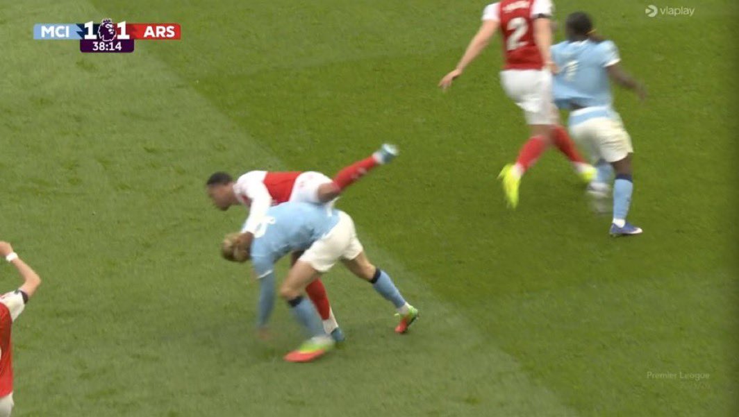 UTDFondree's tweet photo. Erling Haaland’s hair was pulled by Gabriel, but there was no VAR check or red card, probably because he isn’t Martínez or a Manchester United player. https://t.co/9lyynztN6l