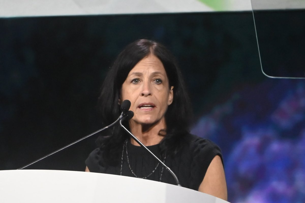 bobriter's tweet photo. Jill Feldman receiving the Patient Advocacy and Engagement Award from Marge Foti at #AACR26 #AACRSSP https://t.co/oLnavDic3U