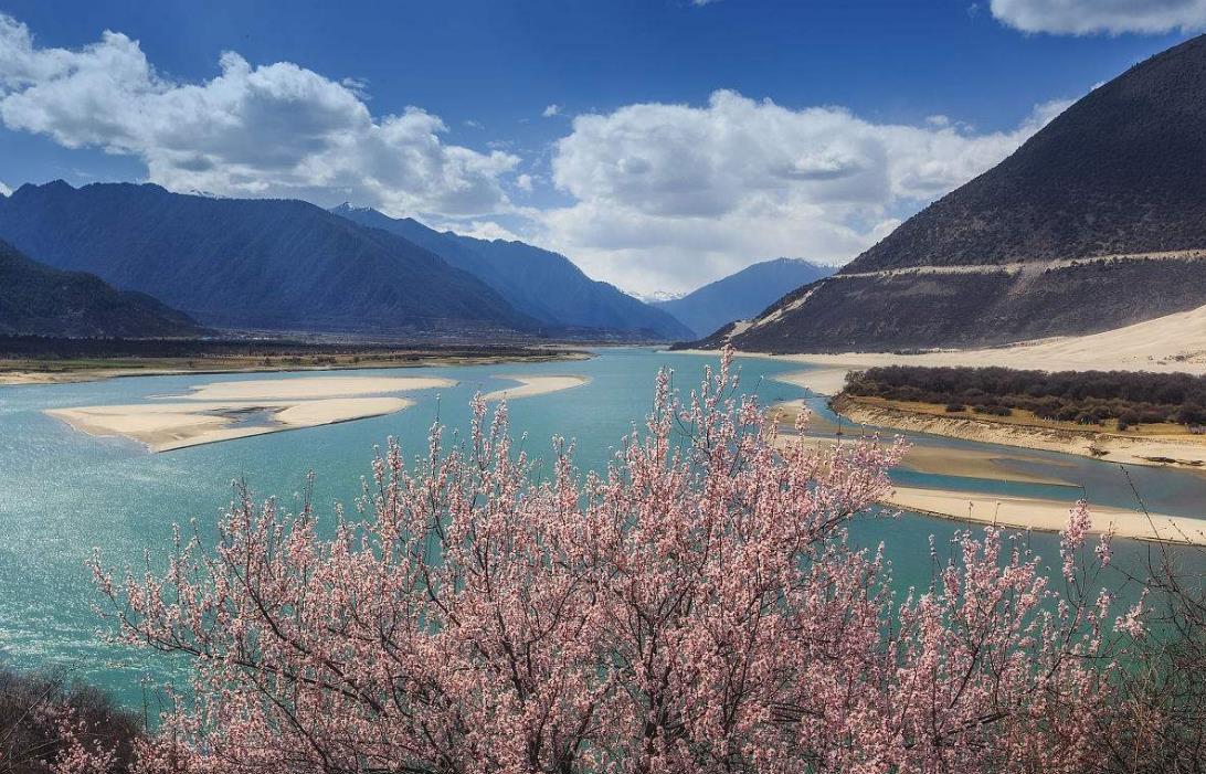 helenawikeley's tweet image. Sunrise hike at Table Mountain  Met a local trail guide, spotted a dassie, and sipped coffee at the top—worth every step!  #CapeTownAdventures #MountainViews