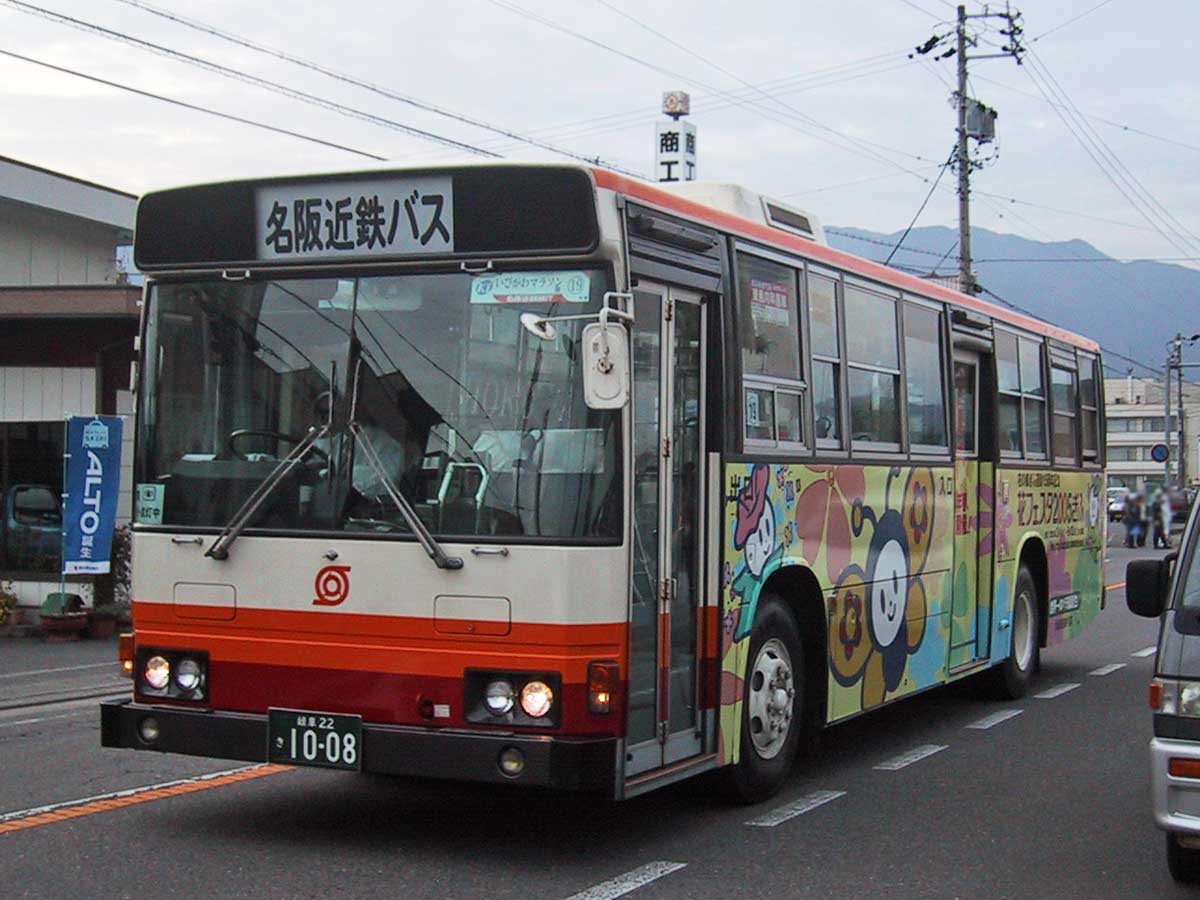 hb1911pr's tweet photo. 22年前の名阪近鉄バスの画像を掘り出したので、順次紹介しています

岐阜22き1008
(2004/11/14撮影)

揖斐川町内にて。
「いびがわマラソン」関連で走っていた大型路線車。前中扉車
元名古屋市営バスの3扉車の後扉を埋めたという車。
撮影の翌年に可児市で開かれた「花フェスタ2005ぎふ」のラッピング https://t.co/6k8gTpr9jX