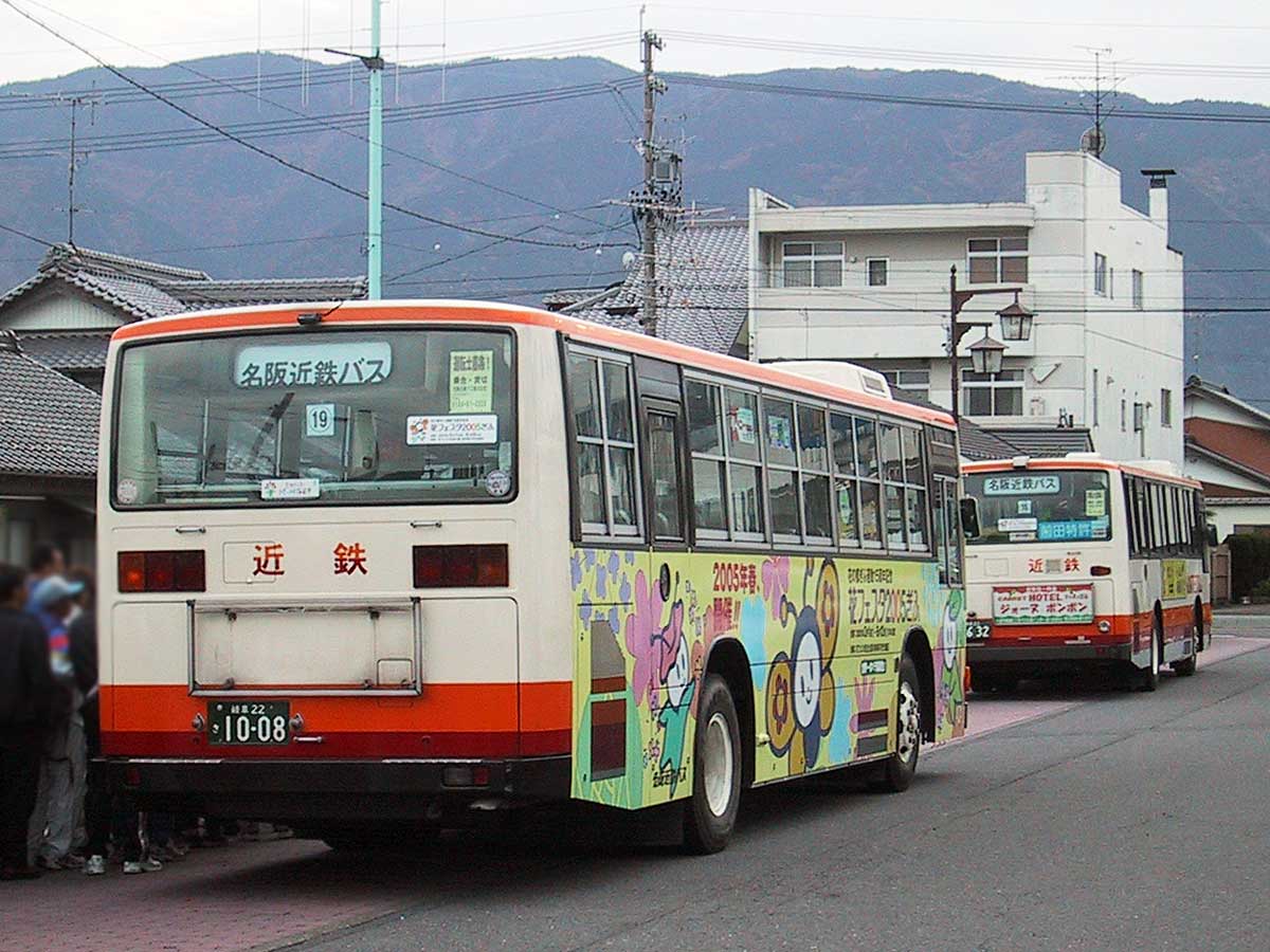 hb1911pr's tweet photo. 22年前の名阪近鉄バスの画像を掘り出したので、順次紹介しています

岐阜22き1008
(2004/11/14撮影)

揖斐川町内にて。
「いびがわマラソン」関連で走っていた大型路線車。前中扉車
元名古屋市営バスの3扉車の後扉を埋めたという車。
撮影の翌年に可児市で開かれた「花フェスタ2005ぎふ」のラッピング https://t.co/6k8gTpr9jX
