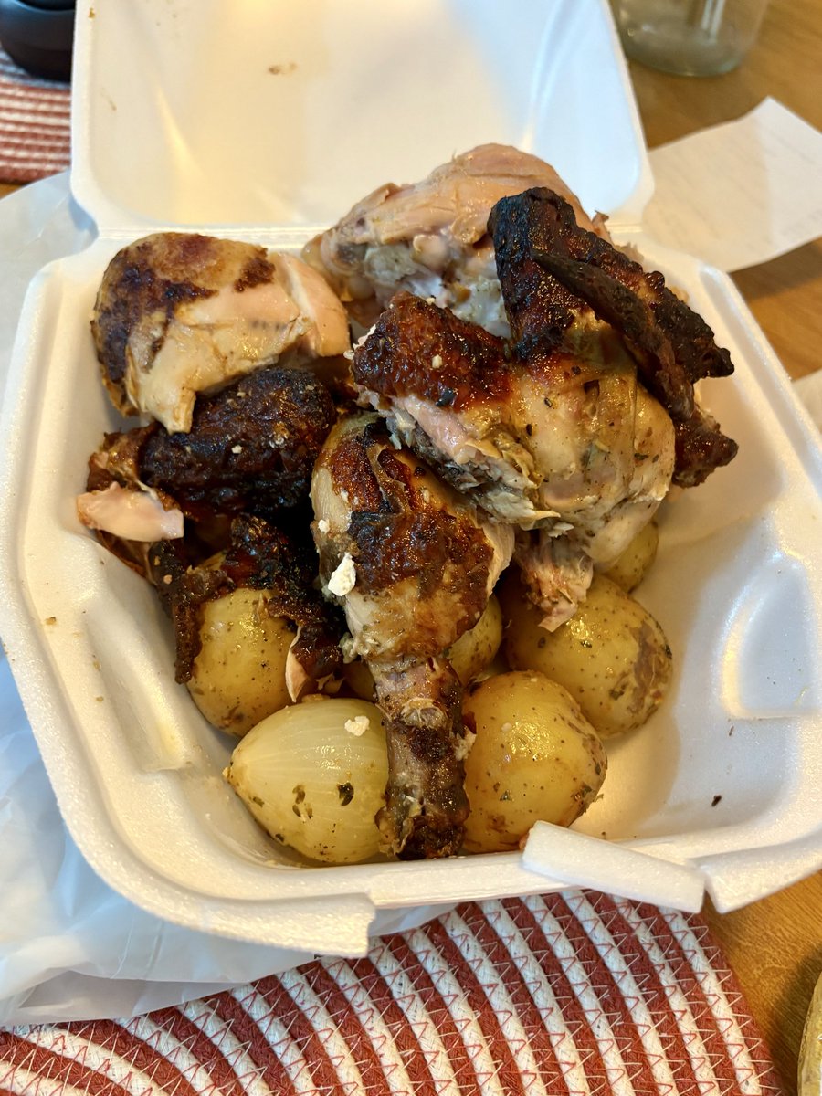 minha mãe mandou um frango assado pro meu almoço de domingo porque sabe que tô fazendo simulado e numa reta final importante pra mim ♥️ receber apoio de quem a gente ama é bom demais